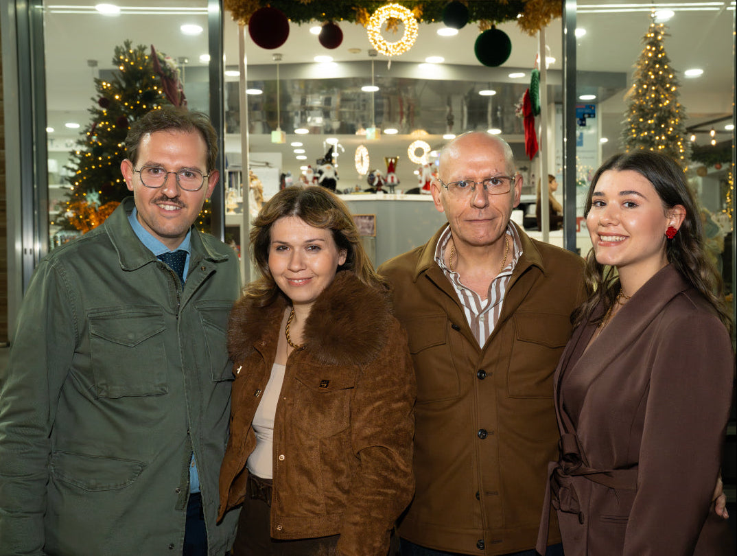 La famiglia che porta avanti il negozio, fra gli addobbi di Natale